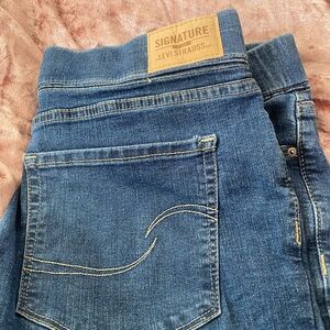 Signature by Levi Strauss Women's Pull-On Shaping Skinny Jeans Size 16S W33 L28